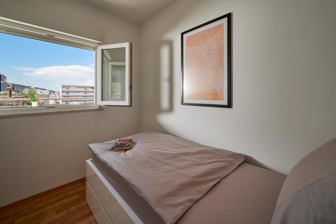 Modern & Spacious Rooftop Apartment With Natual Sunlight Split Exterior photo